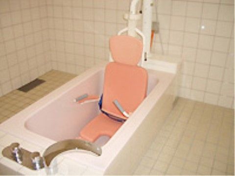 浴槽の中に座椅子が備え付けられた、入浴介助向きの浴室