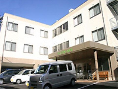 屋根付きの玄関の前に駐車スペースがある、移動に配慮された設計の施設