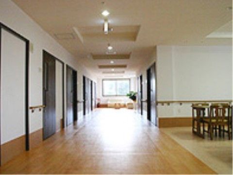 入居者様の部屋と食堂を繋ぐ、まっすぐで幅の広い廊下