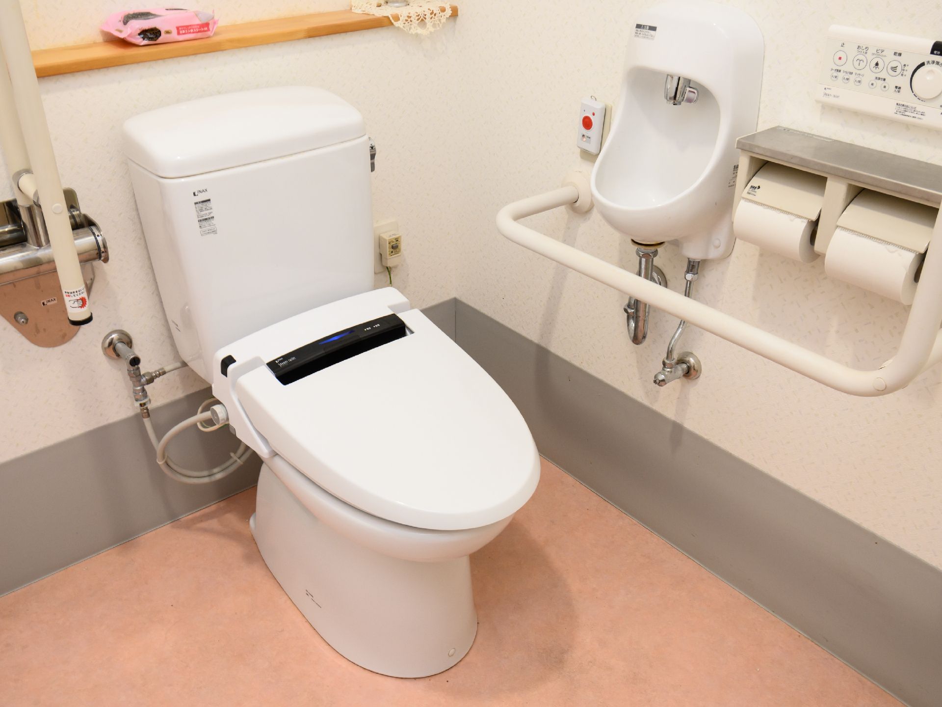 手すりを設置しているトイレ