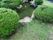庭園には草木が植えられており、丁寧に剪定されている。庭園の中心部には池があり、自然を近くで感じることのできる空間が形成されている。