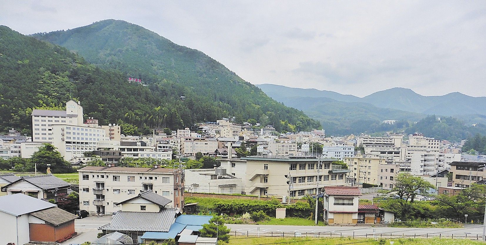施設の周辺は視界の奥にまで連なる山々に囲まれており、緑豊かな環境である。麓の町中にも草木が植えられており、地域全体が自然と共生している。