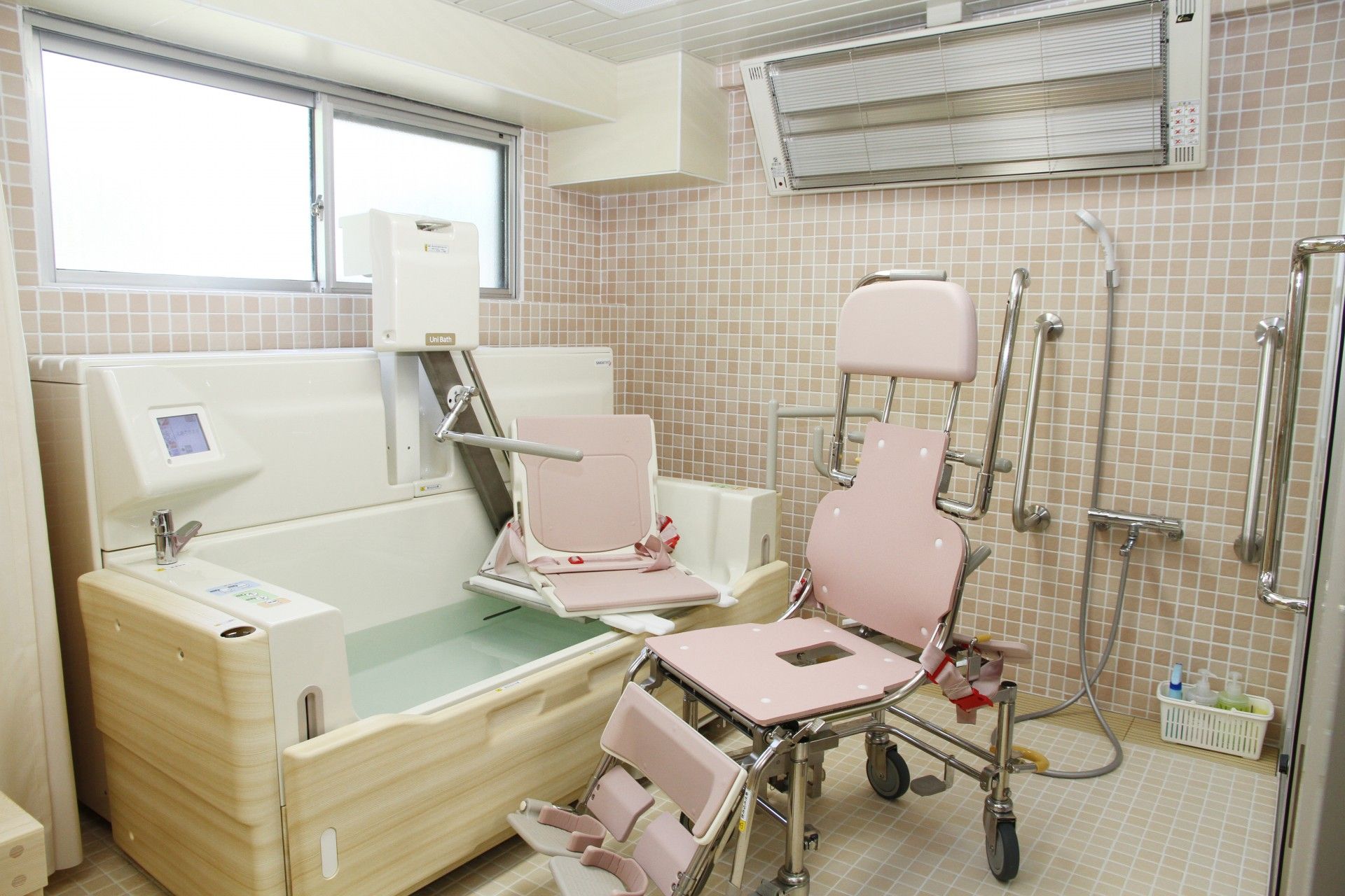 介護用の特別な浴槽に加え、入浴補助用の装置が整えられており、施設のスタッフの操作を通じて入居者様が安全に入浴できる環境となっている。