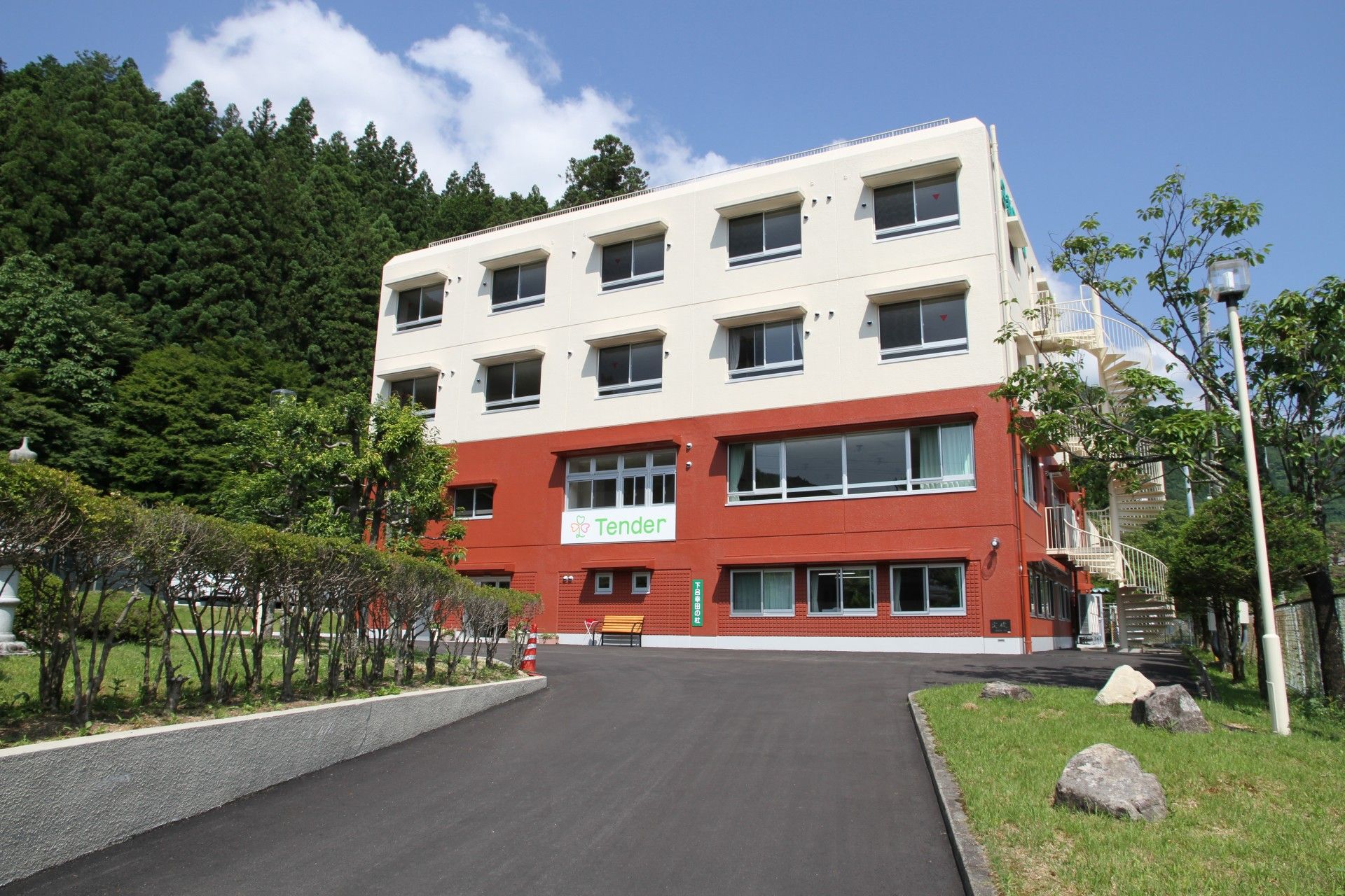 緑に囲まれた建物の外観