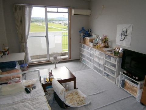テレビや扇風機、ベッドや収納を配置した一人暮らしの部屋の例