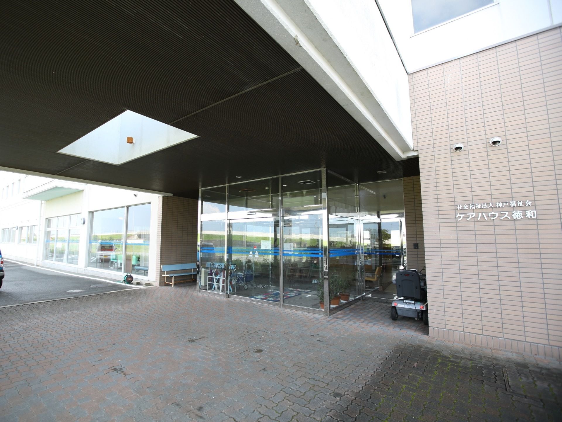 施設の入り口はガラス張りの自動ドアになっている。間口が広いので、車椅子をご利用の方も安全に出入りすることができる。