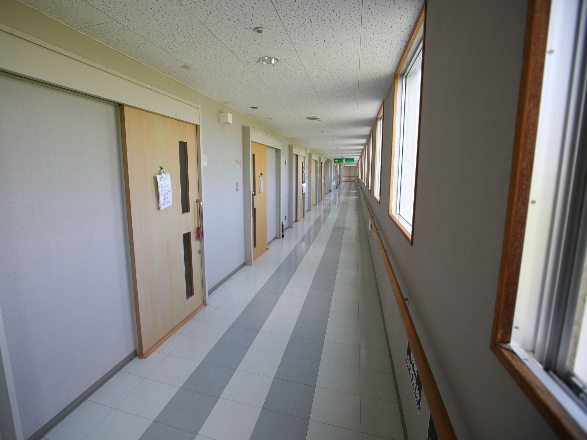 壁に手すりを設置した明るい廊下である。扉は大きな取っ手が取り付けられており、小さな力で開け閉めすることができる。