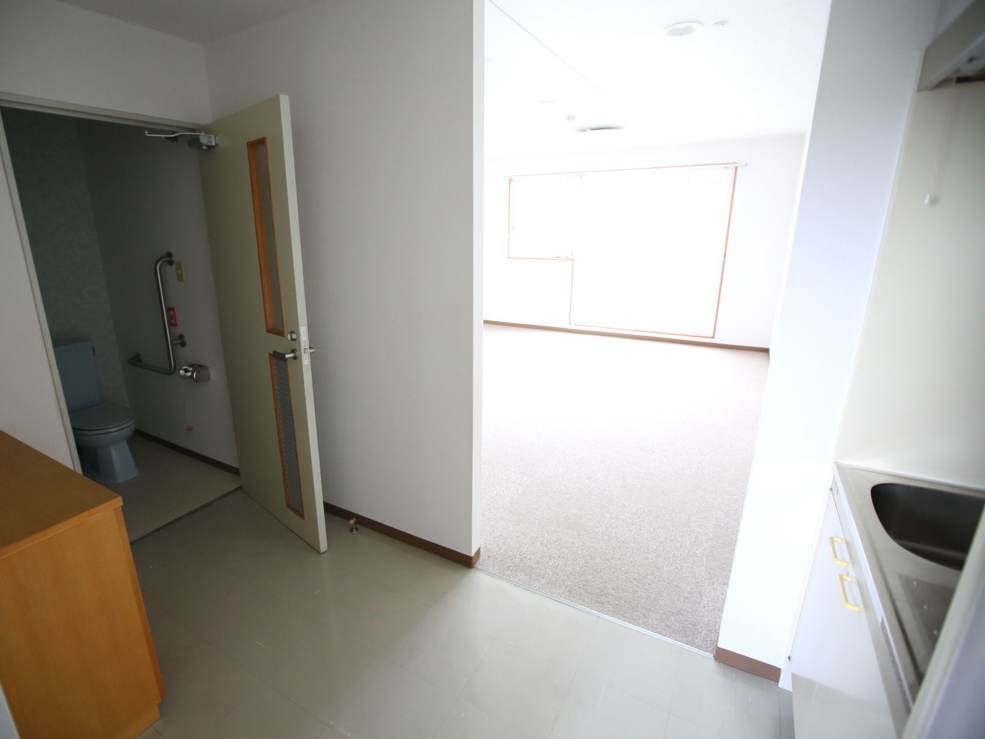 居室は日当りの良い明るい空間になっている。玄関を入ってすぐのところに、キッチンとトイレが設置されている。