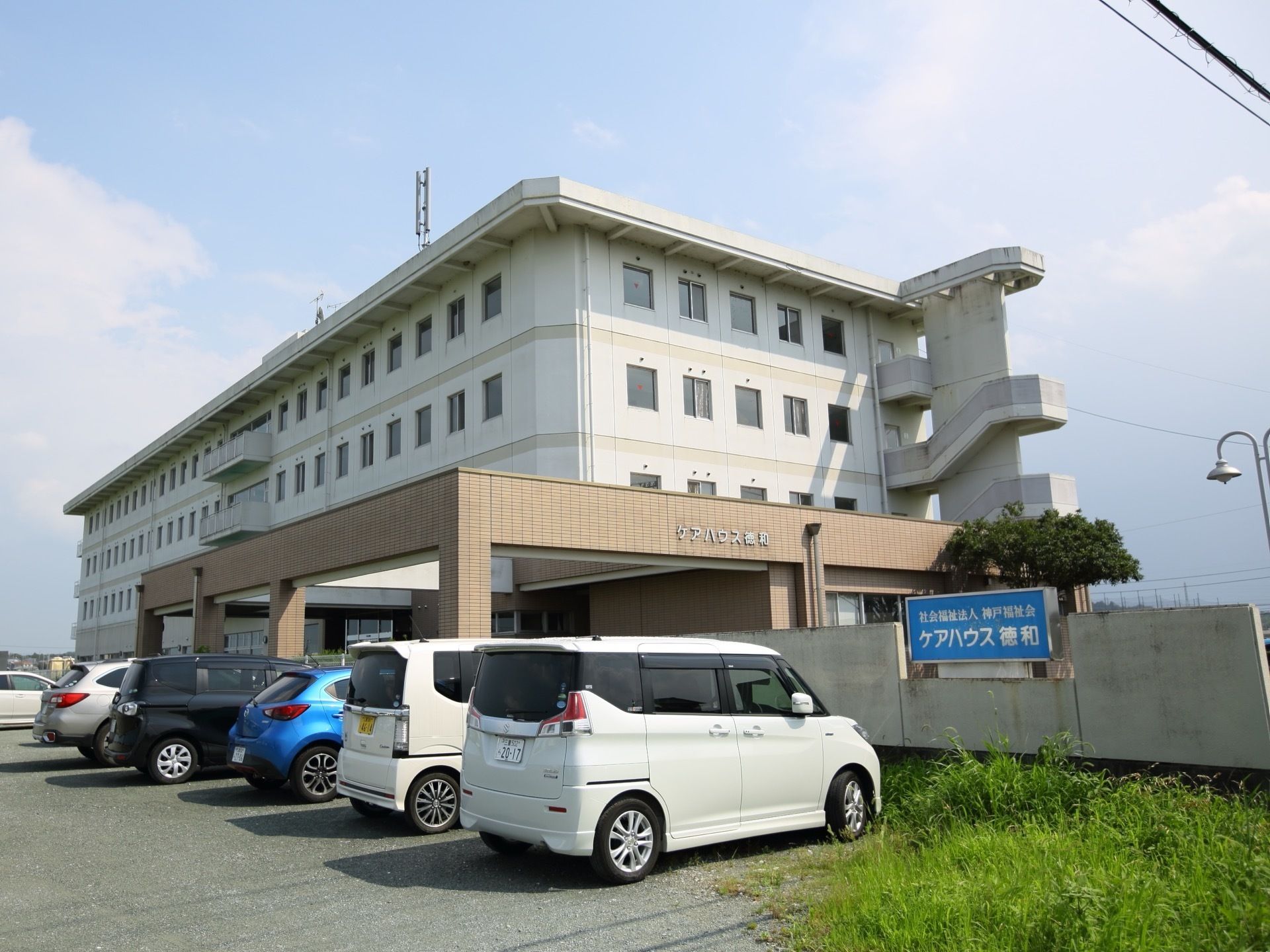 施設は車でのアクセスが便利になっており、敷地内に広々とした駐車スペースが確保されている。周りには建物がなく開放的である。
