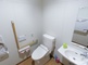 介護施設の広々としたトイレ空間