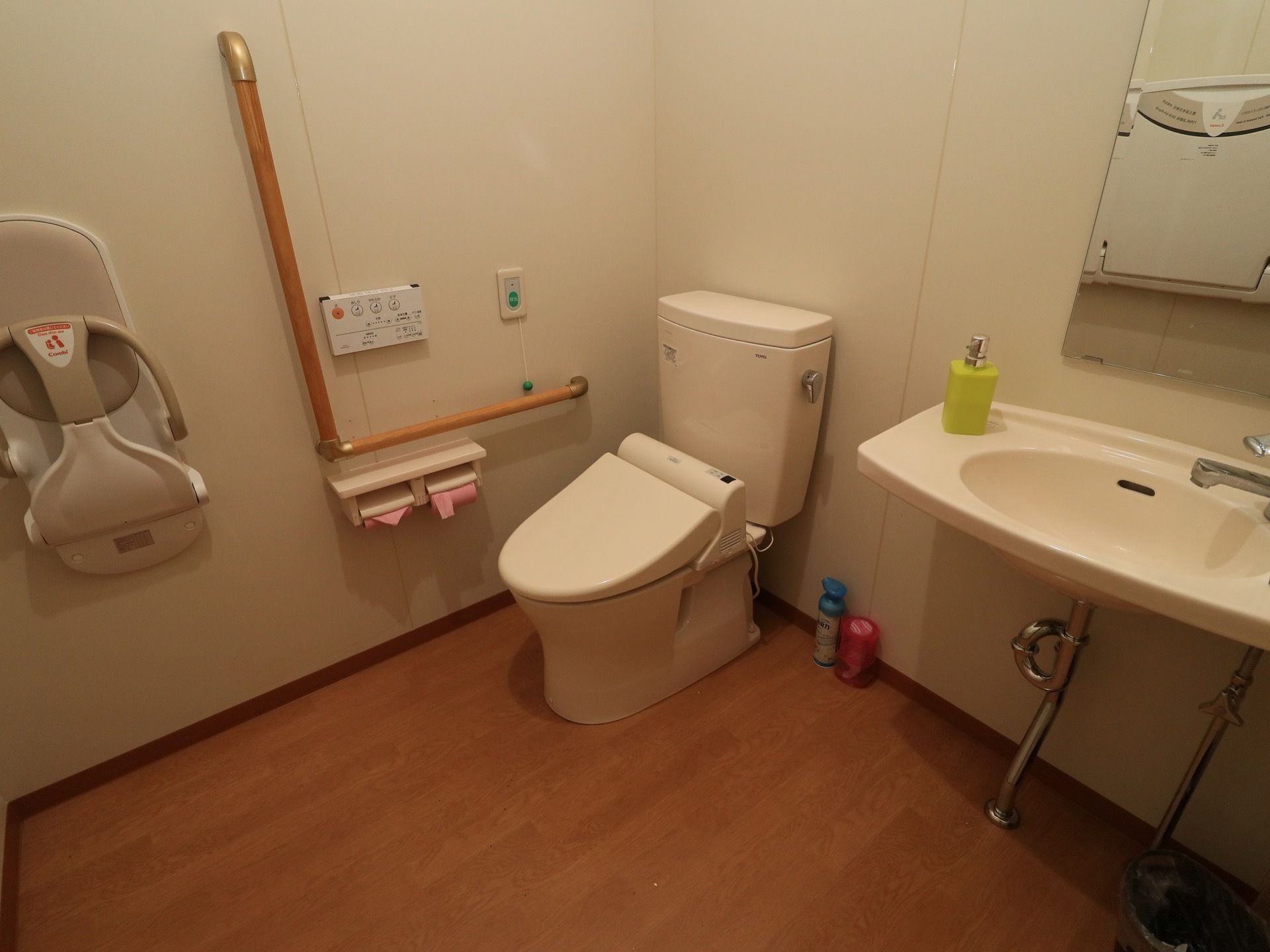 トイレはフローリング敷になっており、広いスペースがある。大き目の手洗い台が設置されている。壁には緊急通報装置が取りつけられている。