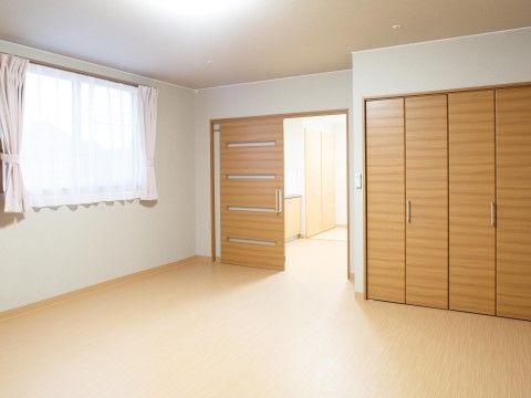 壁面に大きなクローゼットが完備された、収納に便利な部屋