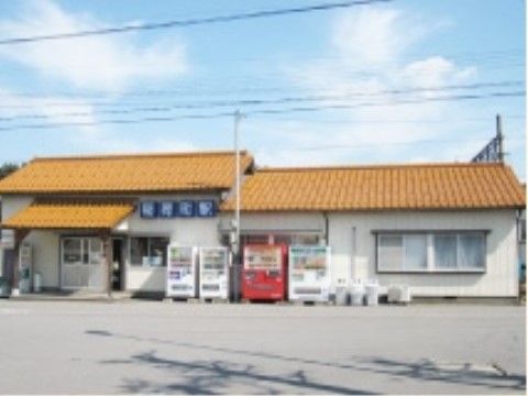オレンジ色の屋根の一軒家風の駅舎が特徴的な、グループホームの近くの駅