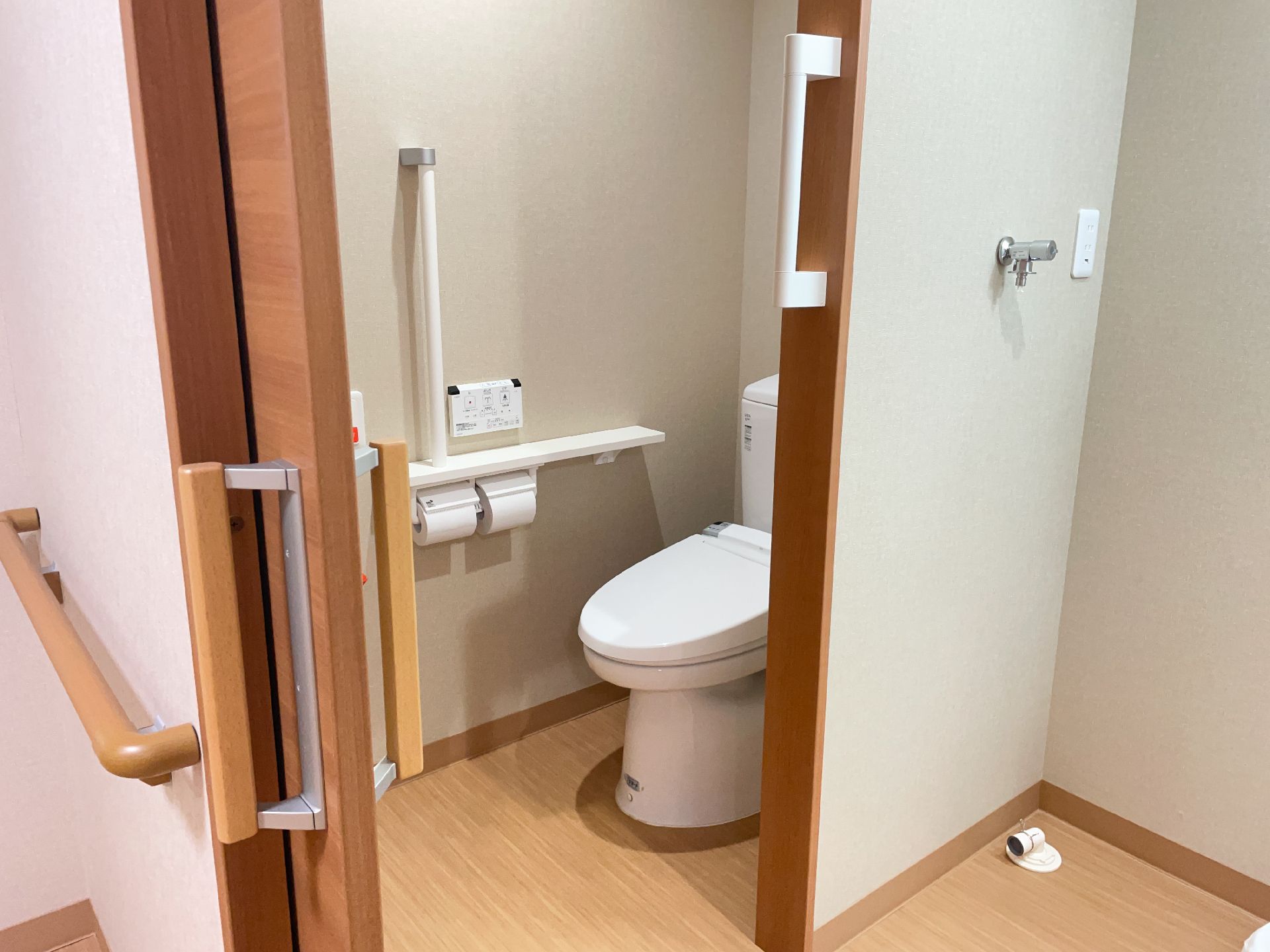 入口と室内に手すりが備え付けられた、バリアフリーのトイレ