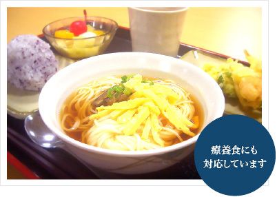 フルーツのデザートが付いた、うどんと天ぷらの盛り合わせとおにぎりのセット