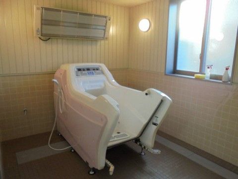 「ニチイケアセンター仙台栄」の内観。要介護者向けの介護浴槽。