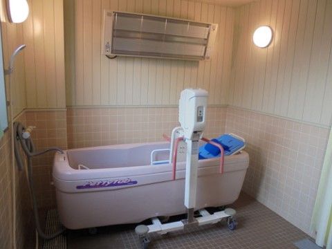 「ニチイケアセンター仙台栄」の内観。寝たきりに対応した介護浴槽。