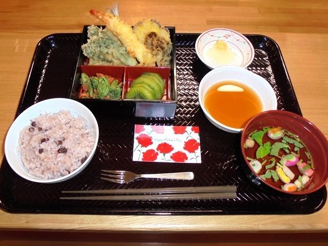 天ぷらの盛り合わせと赤飯と吸い物のセット