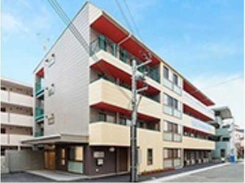 「ここから上新庄」の外観。日当たりの良い、落ち着いた雰囲気の建物。