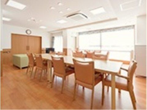 「ここから上新庄」の居室。明るくすっきりした空間で、おしゃべりをお楽しみいただけます。