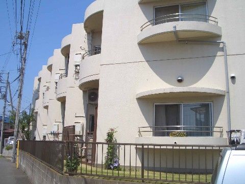 白い壁が印象的なまるでリゾートマンションのような居住型介護施設