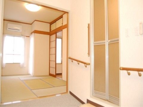 「敬老園ロイヤルヴィラ稲毛」の居室。和風の好まれる方に畳部屋を用意している。
