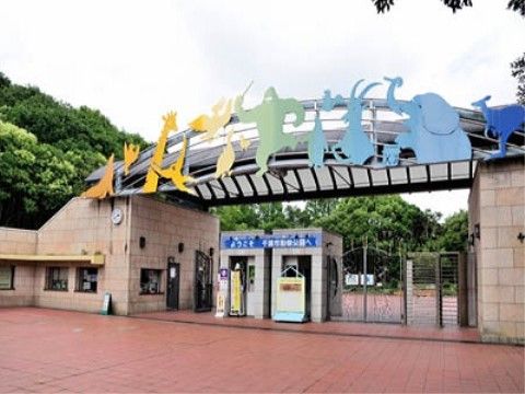 動物公園の入口周辺の外観である。ゲートには屋根が設置され、さまざまな動物の形をしたオブジェが飾られている。