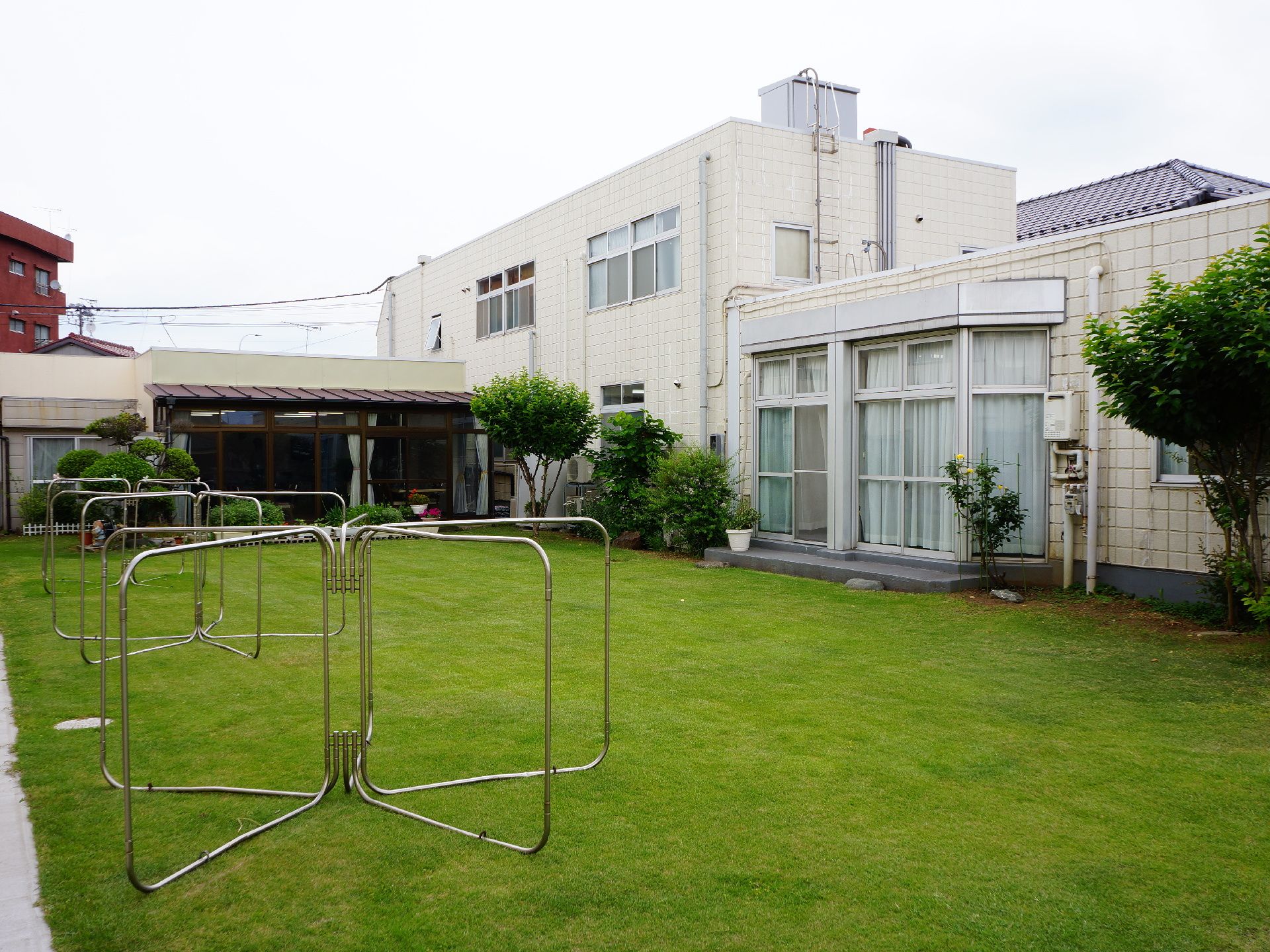 きれいに手入れされた芝生の生えた中庭。緑が豊かな中庭で散歩を楽しめば、リフレッシュできる。芝生の植えられていない通路もある。