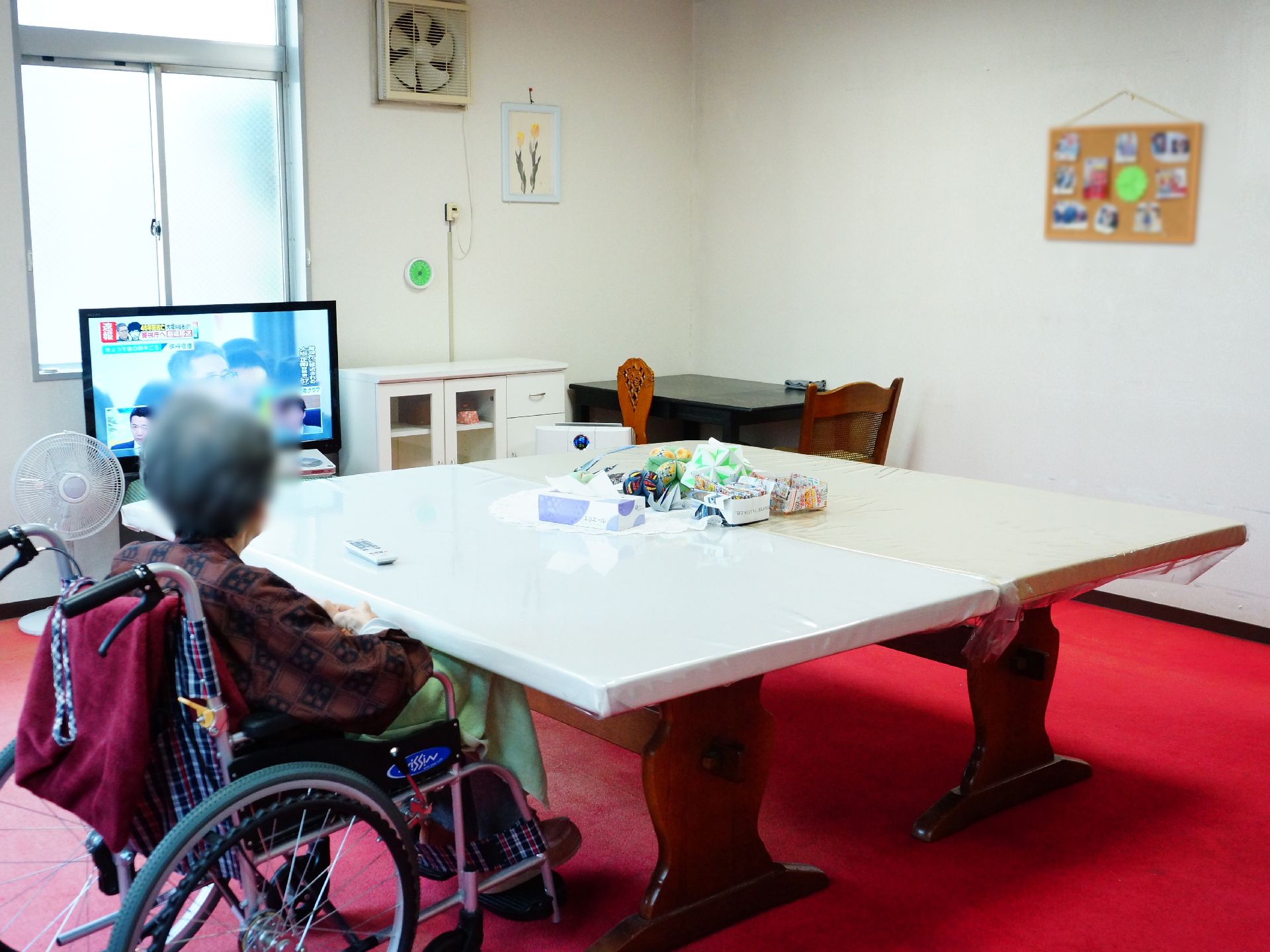 食堂には、椅子やテーブルの他にも空気清浄機、テレビ、夏には扇風機が置かれている。壁には、絵や写真が飾られている。