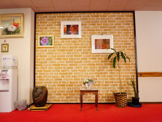 絵画が展示された壁