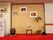 施設内の壁には、様々な絵画等が展示されている。植物や花などもおいてある。給水器なども設置されている。