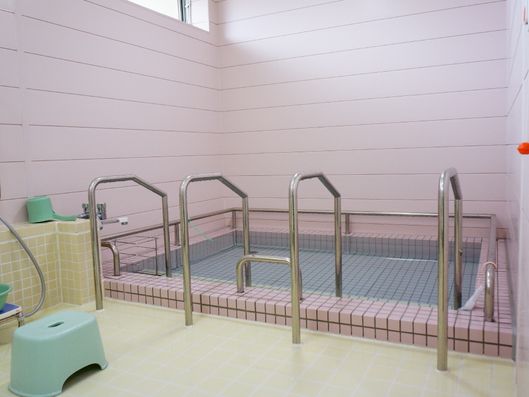 大きな浴槽のある浴室