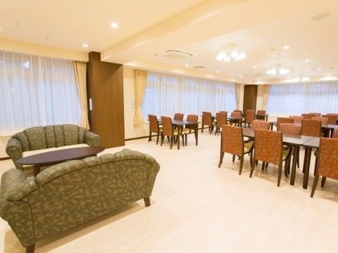 グランレーヴ渋谷の食堂。日々大勢の入居者様で大いに賑わっている食堂です。作りたてのお食事をご提供しています。