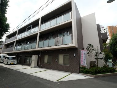 都会的な住宅地に建てられている3階建ての施設の外観。敷地内に駐車場があり、入り口までの移動もスムーズ。