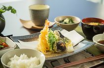 天ぷらの盛り合わせがメインの和食