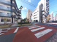 明るい日差しの都市型介護施設外観