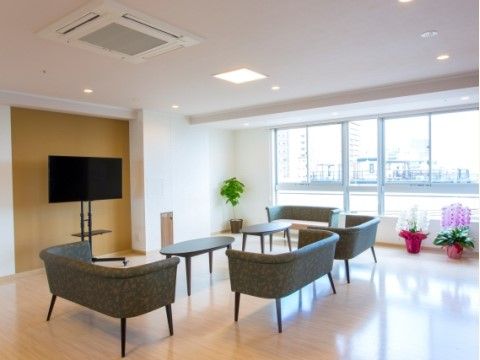 テーブルを囲んでソファが置かれた、テレビが見られる部屋