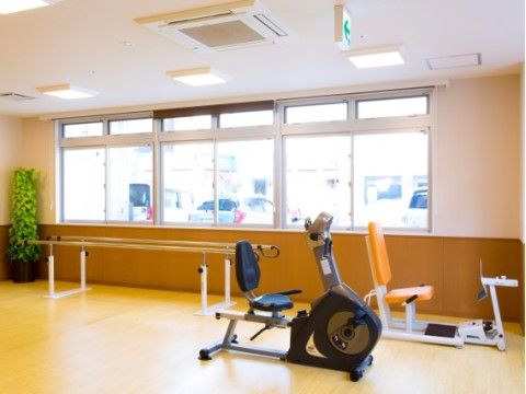 機能訓練室には、平行棒やリカンベントバイクなどのリハビリや運動時に使うことができるマシンが置いてあり、適度な運動を行える。