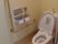 清潔感のあるトイレにはウォシュレットタイプの便器、手すり、急な対応にも安心な緊急通報装置が設置されている。