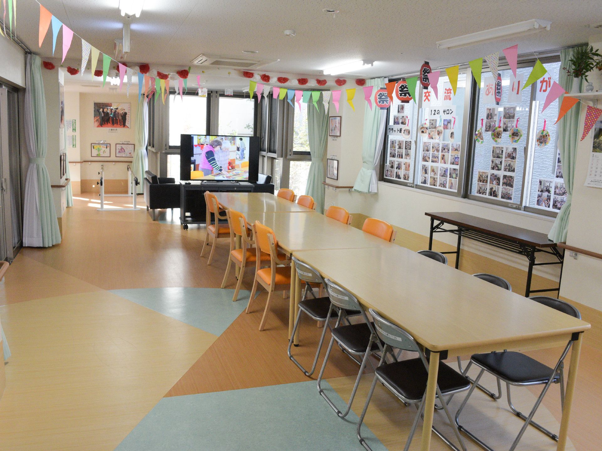 陽当たりの良い角部屋にある共有フロア。食堂として利用する他、入居者さん同士の交流スペースとしても利用されている。