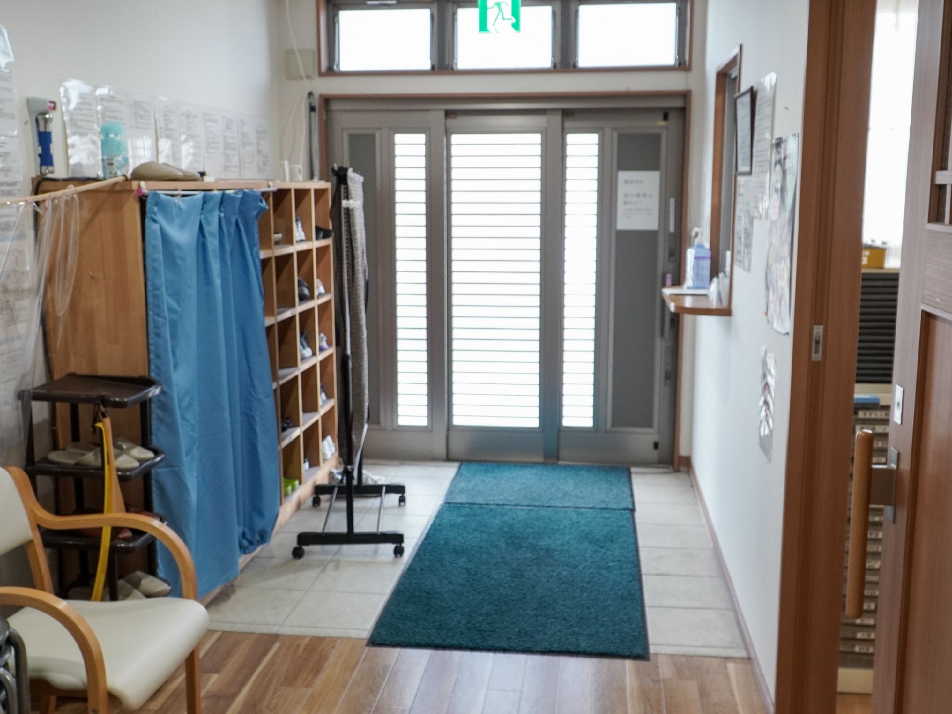 ベッドとデスクとテレビが置かれた白い壁の部屋