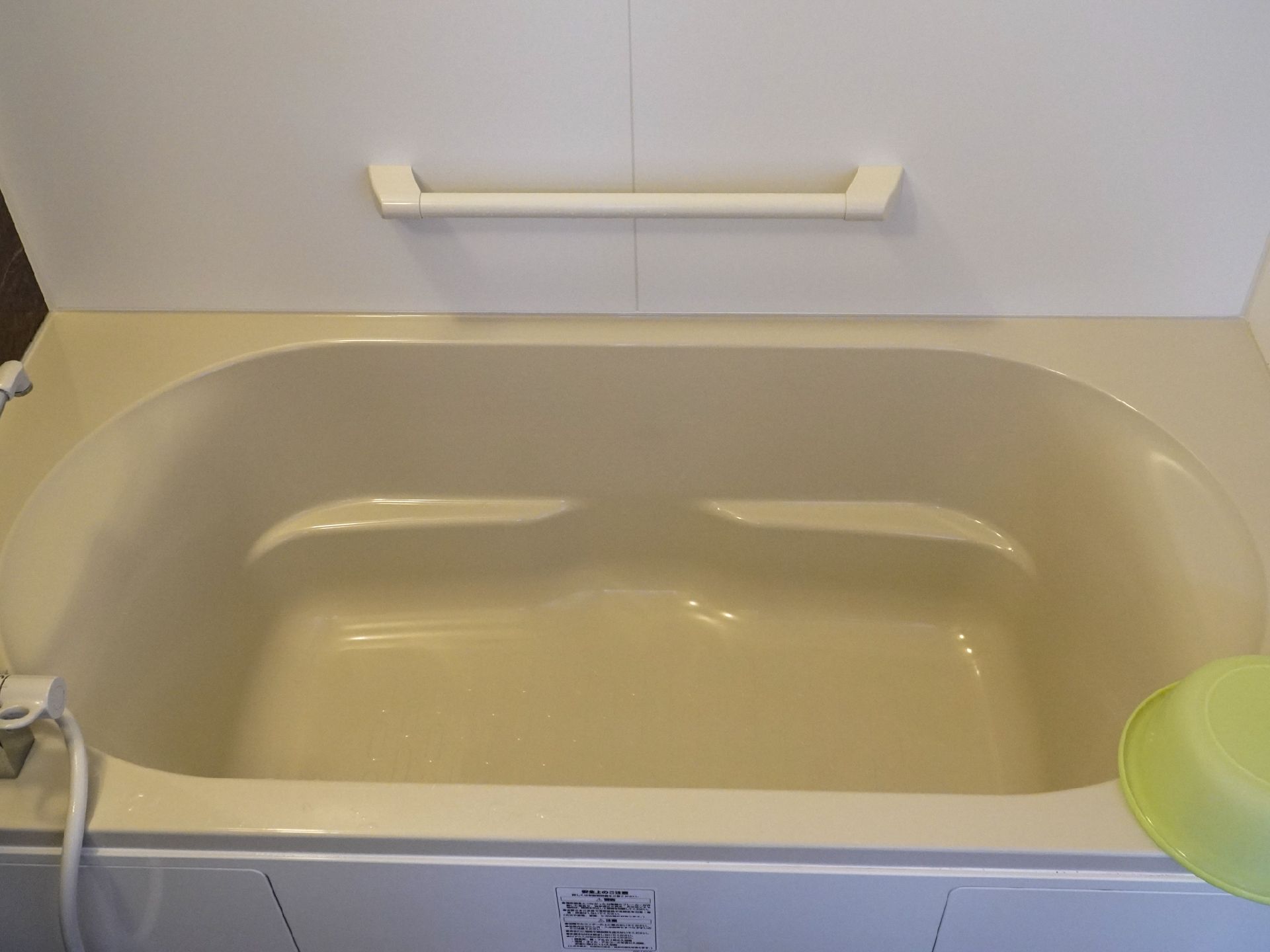 手すりを備えた浴槽