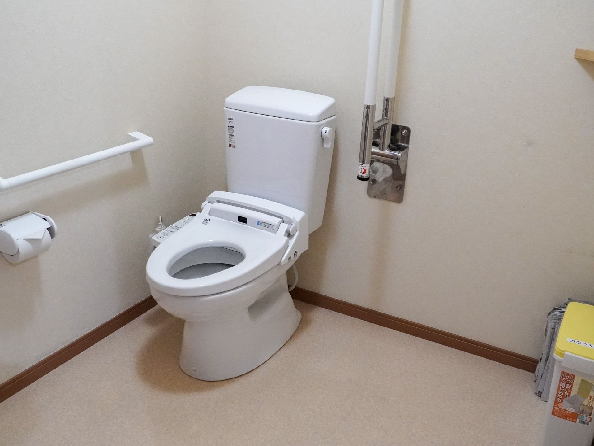 手すりを備えたトイレ