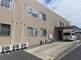 介護施設の屋外駐車場と建物外観