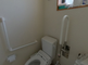 バリアフリー対応の明るいトイレ空間
