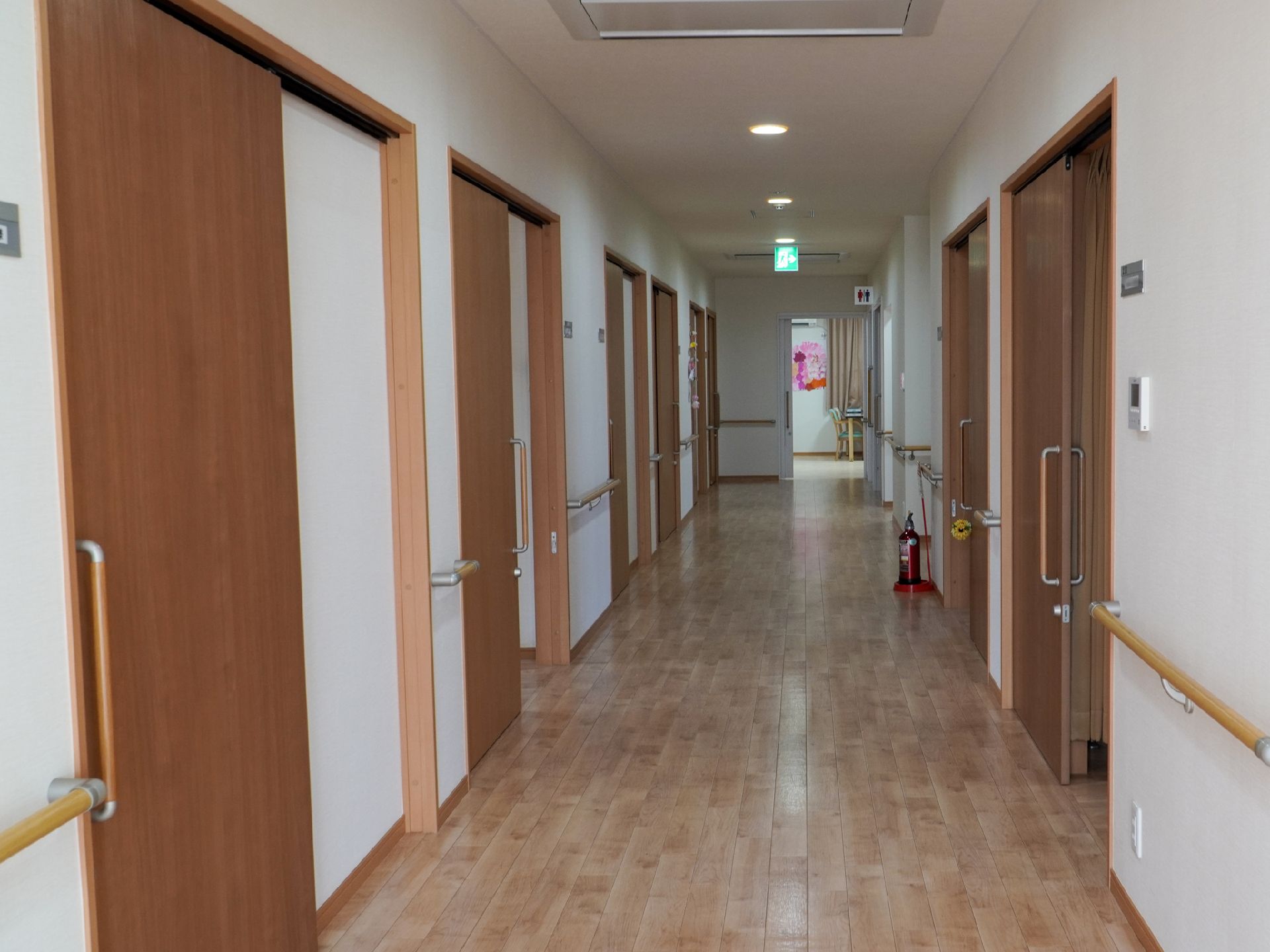手すりがついた両側の白い壁の廊下