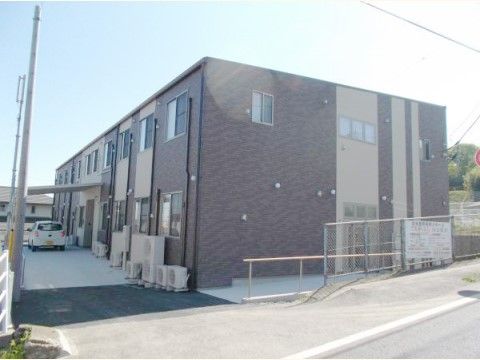 車が設置された介護施設の外観
