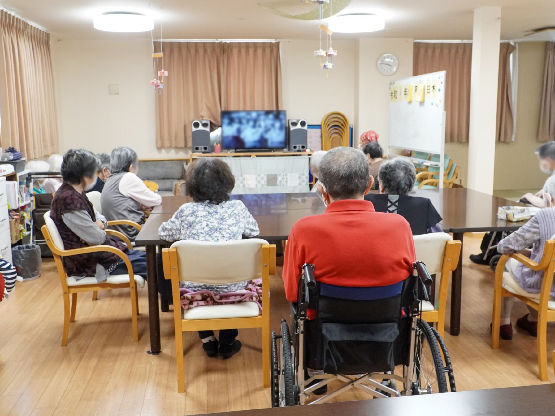テーブルや椅子が設置されている共有スペース