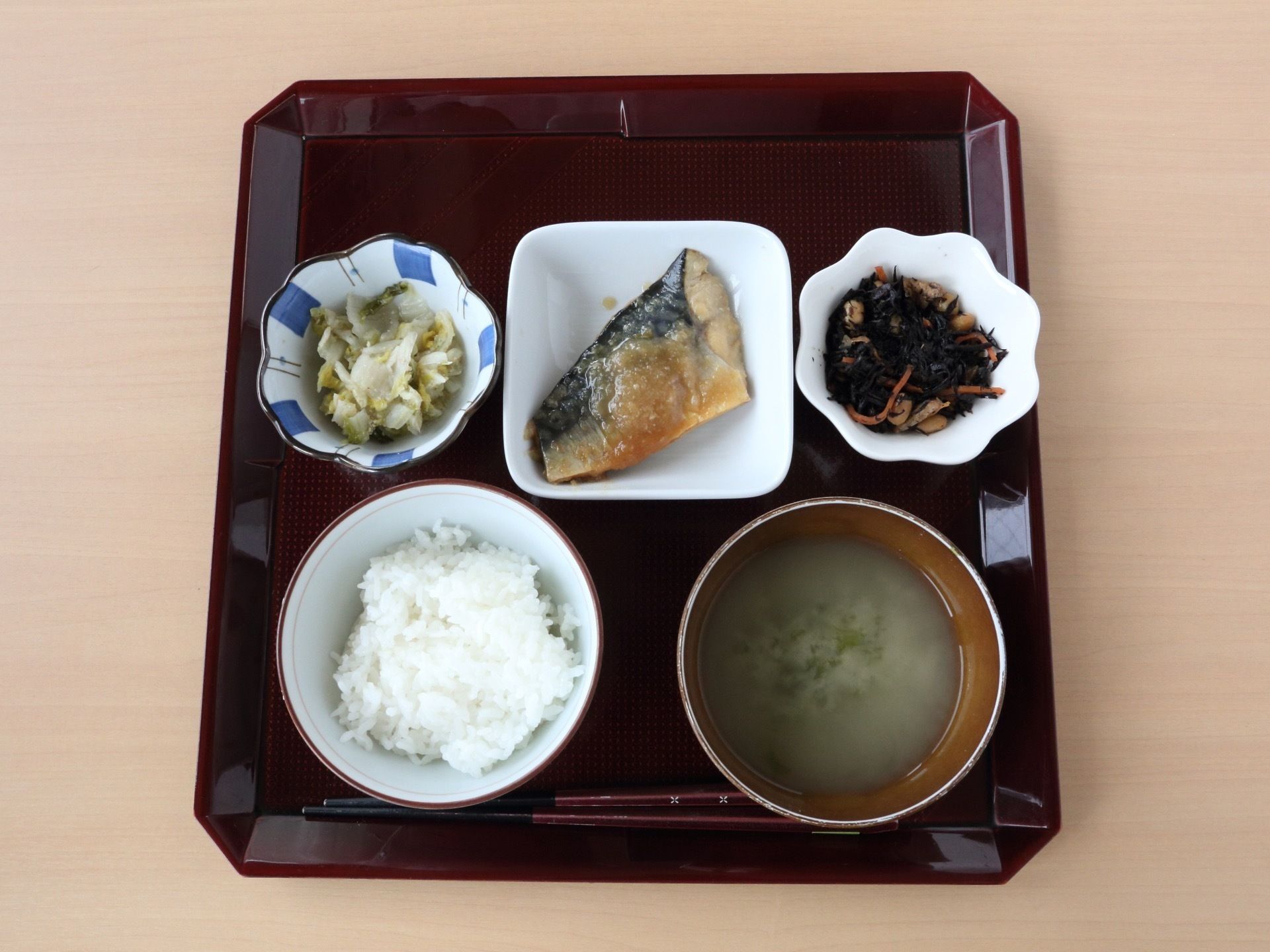 主食、主菜、副菜、汁物のバランスのとれた献立である。入居者様が食事を美味しく楽しめるように工夫がされている。