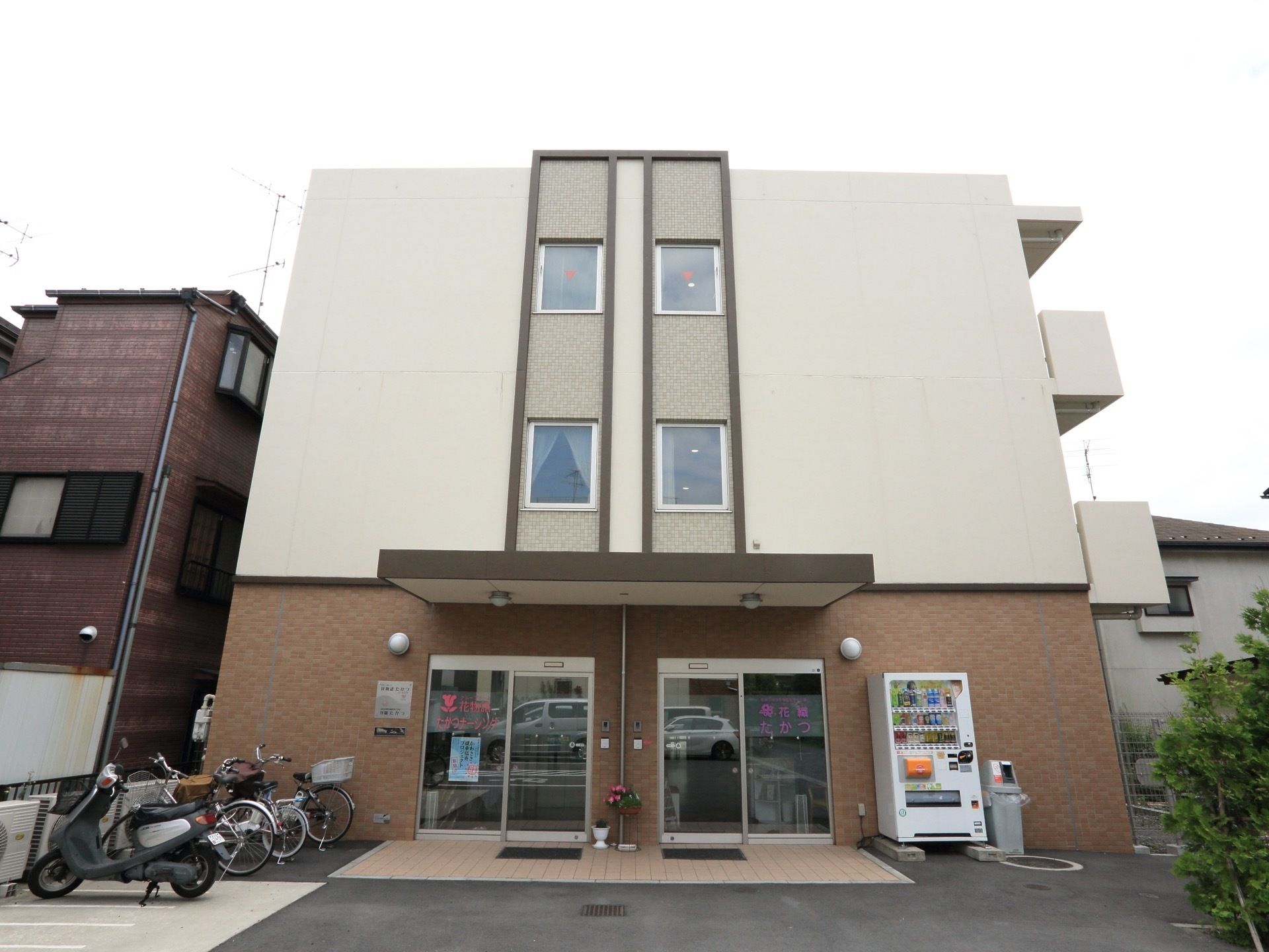 入口前には広いスペースがあり、入居者様の出入りに配慮されている。また、駐輪用のスペースについても十分に用意されている。
